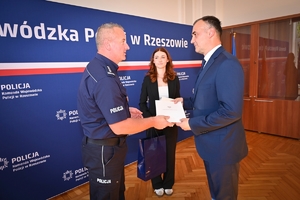 Komendant gratuluje laureatom konkursu "Miednoje - pamięć nie dała się zgładzić" i wręcza dyplomy nagrodzonym licealistom w auli Komendy Wojewódzkiej Policji w Rzeszowie.