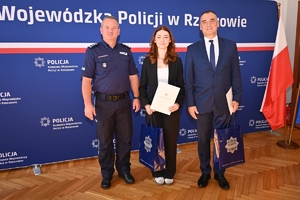 Komendant gratuluje laureatom konkursu "Miednoje - pamięć nie dała się zgładzić" i wręcza dyplomy nagrodzonym licealistom w auli Komendy Wojewódzkiej Policji w Rzeszowie.