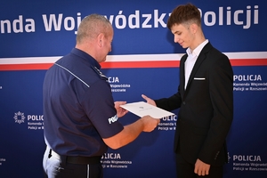 Komendant gratuluje laureatom konkursu "Miednoje - pamięć nie dała się zgładzić" i wręcza dyplomy nagrodzonym licealistom w auli Komendy Wojewódzkiej Policji w Rzeszowie.
