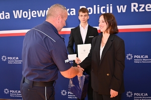Komendant gratuluje laureatom konkursu "Miednoje - pamięć nie dała się zgładzić" i wręcza dyplomy nagrodzonym licealistom w auli Komendy Wojewódzkiej Policji w Rzeszowie.