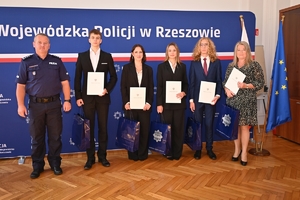 Komendant gratuluje laureatom konkursu "Miednoje - pamięć nie dała się zgładzić" i wręcza dyplomy nagrodzonym licealistom w auli Komendy Wojewódzkiej Policji w Rzeszowie.