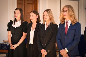 Komendant gratuluje laureatom konkursu "Miednoje - pamięć nie dała się zgładzić" i wręcza dyplomy nagrodzonym licealistom w auli Komendy Wojewódzkiej Policji w Rzeszowie.