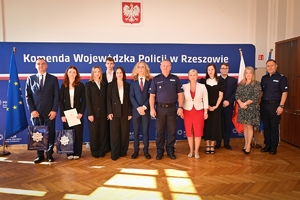 Komendant gratuluje laureatom konkursu "Miednoje - pamięć nie dała się zgładzić" i wręcza dyplomy nagrodzonym licealistom w auli Komendy Wojewódzkiej Policji w Rzeszowie.