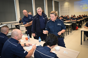 Policjanci podczas rozpoczęcia konkursu w auli Oddziału Prewencji Policji w Rzeszowie.