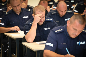 Policjanci podczas pisania testu podczas konkursu Dzielnicowy Roku w auli Oddziału Prewencji Policji w Rzeszowie.