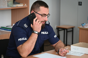 Policjanci podczas konkurencji scenek -  w trakcie konkursu Dzielnicowy Roku w auli Oddziału Prewencji Policji w Rzeszowie.