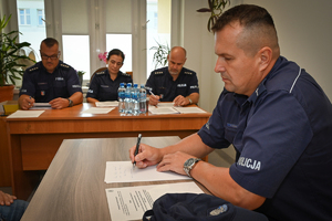 Policjanci podczas konkurencji scenek -  w trakcie konkursu Dzielnicowy Roku w auli Oddziału Prewencji Policji w Rzeszowie.