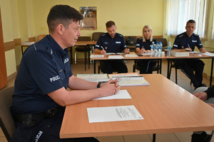 Policjanci podczas konkurencji scenek -  w trakcie konkursu Dzielnicowy Roku w auli Oddziału Prewencji Policji w Rzeszowie.