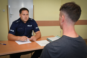 Policjanci podczas konkurencji scenek -  w trakcie konkursu Dzielnicowy Roku w auli Oddziału Prewencji Policji w Rzeszowie.