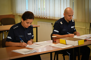 Policjanci podczas konkurencji scenek -  w trakcie konkursu Dzielnicowy Roku w auli Oddziału Prewencji Policji w Rzeszowie.