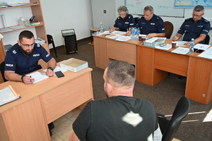 Policjanci podczas konkurencji scenek -  w trakcie konkursu Dzielnicowy Roku w auli Oddziału Prewencji Policji w Rzeszowie.