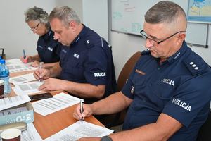 Policjanci podczas konkurencji scenek -  w trakcie konkursu Dzielnicowy Roku w auli Oddziału Prewencji Policji w Rzeszowie.