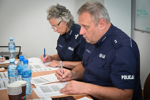 Policjanci podczas konkurencji scenek -  w trakcie konkursu Dzielnicowy Roku w auli Oddziału Prewencji Policji w Rzeszowie.