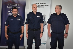 Zastępca Komendanta Wojewódzkiego Policji w Rzeszowie insp. Jacek Juwa podczas zakończenia konkursu wraz z uczestnikami.