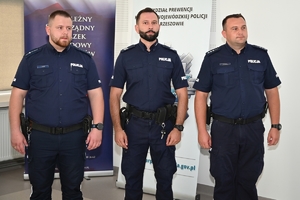 Zastępca Komendanta Wojewódzkiego Policji w Rzeszowie insp. Jacek Juwa podczas zakończenia konkursu wraz z uczestnikami.