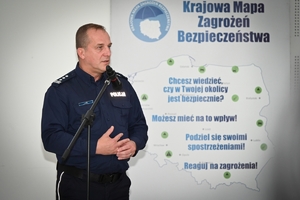 Zastępca Komendanta Wojewódzkiego Policji w Rzeszowie insp. Jacek Juwa podczas zakończenia konkursu wraz z uczestnikami.