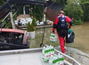 Policjanci wspierają mieszkańców dotkniętych powodzią