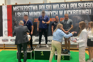 Policjanci - uczestnicy turnieju w kickboxingu podczas zawodów na sali gimnastycznej