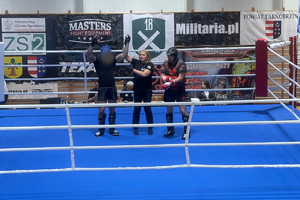 Policjanci - uczestnicy turnieju w kickboxingu podczas zawodów na sali gimnastycznej