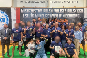 Policjanci - uczestnicy turnieju w kickboxingu podczas zawodów na sali gimnastycznej