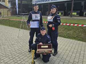 Policjanci podczas zawodów strzeleckich na strzelnicy w Łupkowie