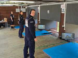 Policjanci podczas zawodów strzeleckich na strzelnicy w Łupkowie