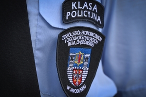 Uczniowie klas mundurowych podczas konkursu na placu ćwiczeniowym Oddziału Prewencji Policji w Rzeszowie