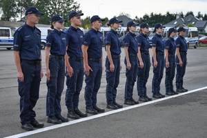 Uczniowie klas mundurowych podczas konkursu na placu ćwiczeniowym Oddziału Prewencji Policji w Rzeszowie