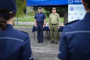 Uczniowie klas mundurowych podczas konkursu na placu ćwiczeniowym Oddziału Prewencji Policji w Rzeszowie