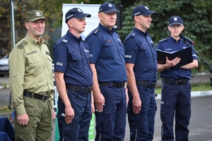 Uczniowie klas mundurowych podczas konkursu na placu ćwiczeniowym Oddziału Prewencji Policji w Rzeszowie