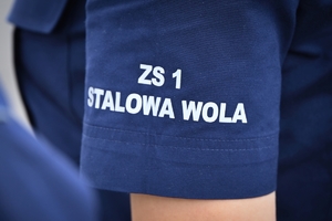 Uczniowie klas mundurowych podczas konkursu na placu ćwiczeniowym Oddziału Prewencji Policji w Rzeszowie