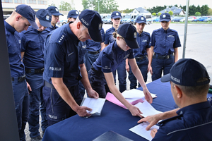 Uczniowie klas mundurowych podczas konkursu na placu ćwiczeniowym Oddziału Prewencji Policji w Rzeszowie