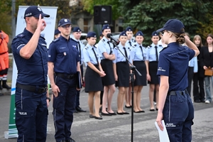 Uczniowie klas mundurowych podczas konkursu na placu ćwiczeniowym Oddziału Prewencji Policji w Rzeszowie