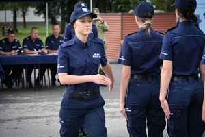 Uczniowie klas mundurowych podczas konkursu na placu ćwiczeniowym Oddziału Prewencji Policji w Rzeszowie