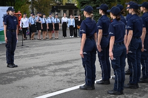 Uczniowie klas mundurowych podczas konkursu na placu ćwiczeniowym Oddziału Prewencji Policji w Rzeszowie