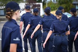 Uczniowie klas mundurowych podczas konkursu na placu ćwiczeniowym Oddziału Prewencji Policji w Rzeszowie