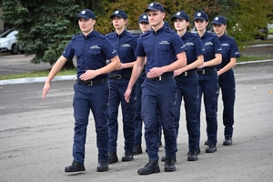 Uczniowie klas mundurowych podczas konkursu na placu ćwiczeniowym Oddziału Prewencji Policji w Rzeszowie