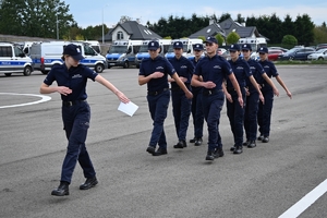 Uczniowie klas mundurowych podczas konkursu na placu ćwiczeniowym Oddziału Prewencji Policji w Rzeszowie