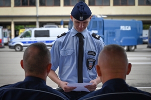 Uczniowie klas mundurowych podczas konkursu na placu ćwiczeniowym Oddziału Prewencji Policji w Rzeszowie