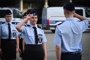 Uczniowie klas mundurowych podczas konkursu na placu ćwiczeniowym Oddziału Prewencji Policji w Rzeszowie