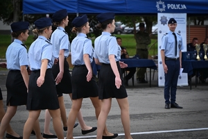 Uczniowie klas mundurowych podczas konkursu na placu ćwiczeniowym Oddziału Prewencji Policji w Rzeszowie