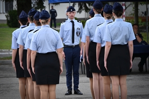 Uczniowie klas mundurowych podczas konkursu na placu ćwiczeniowym Oddziału Prewencji Policji w Rzeszowie