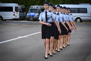 Uczniowie klas mundurowych podczas konkursu na placu ćwiczeniowym Oddziału Prewencji Policji w Rzeszowie