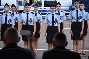 Uczniowie klas mundurowych podczas konkursu na placu ćwiczeniowym Oddziału Prewencji Policji w Rzeszowie