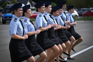 Uczniowie klas mundurowych podczas konkursu na placu ćwiczeniowym Oddziału Prewencji Policji w Rzeszowie