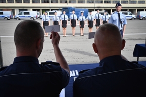 Uczniowie klas mundurowych podczas konkursu na placu ćwiczeniowym Oddziału Prewencji Policji w Rzeszowie