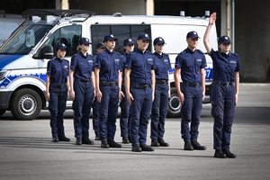 Uczniowie klas mundurowych podczas konkursu na placu ćwiczeniowym Oddziału Prewencji Policji w Rzeszowie