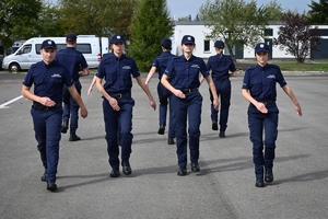 Uczniowie klas mundurowych podczas konkursu na placu ćwiczeniowym Oddziału Prewencji Policji w Rzeszowie