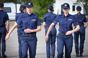 Uczniowie klas mundurowych podczas konkursu na placu ćwiczeniowym Oddziału Prewencji Policji w Rzeszowie