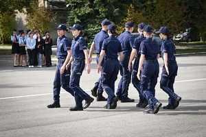 Uczniowie klas mundurowych podczas konkursu na placu ćwiczeniowym Oddziału Prewencji Policji w Rzeszowie